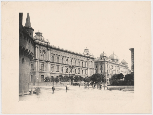 Widok na plac Jana Matejki – w głębi Barbakan, po prawej stronie budynki Akademii Sztuk Pięknych i Dyrekcji Kolei, Zakład Fotograficzny „Ignacy Krieger”, ok. 1895, Muzeum Historyczne Miasta Krakowa 